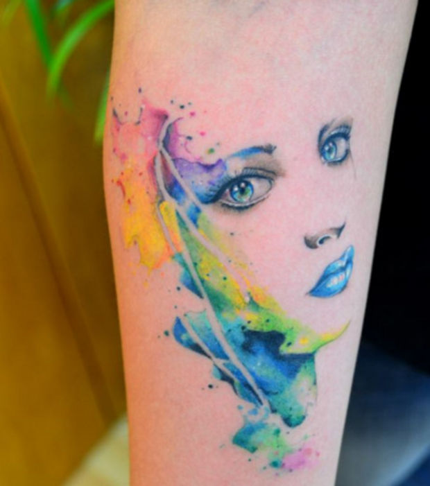 tatouage-aquarelle-sur-le-bras-un-portrait-de-femme-aux-yeux-bleus_147918_w620