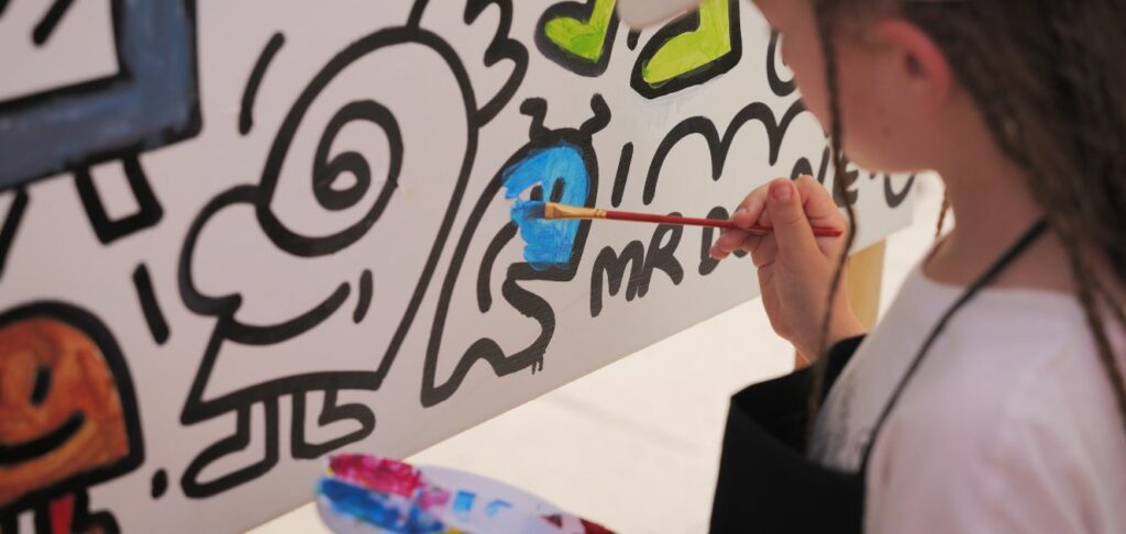 Festival ART en CANTAL | Fresque coloriage sur la Place de la Mairie (Murat). Photo © Mélanie Tuffery 2026