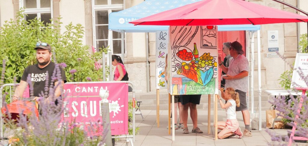 ART en CANTAL | Fresque coloriage sur la Place de la Mairie (Murat). Photo © Mélanie Tuffery 2