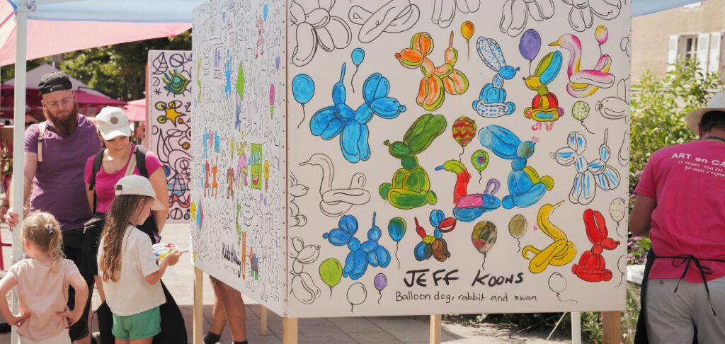 Visiteurs et œuvres durant le festival Art en Cantal dans le Cantal